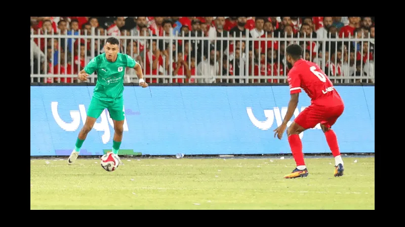 Cầu thủ đội Al Ittihad vượt qua hậu vệ đội Al Masry trong trận đấu.